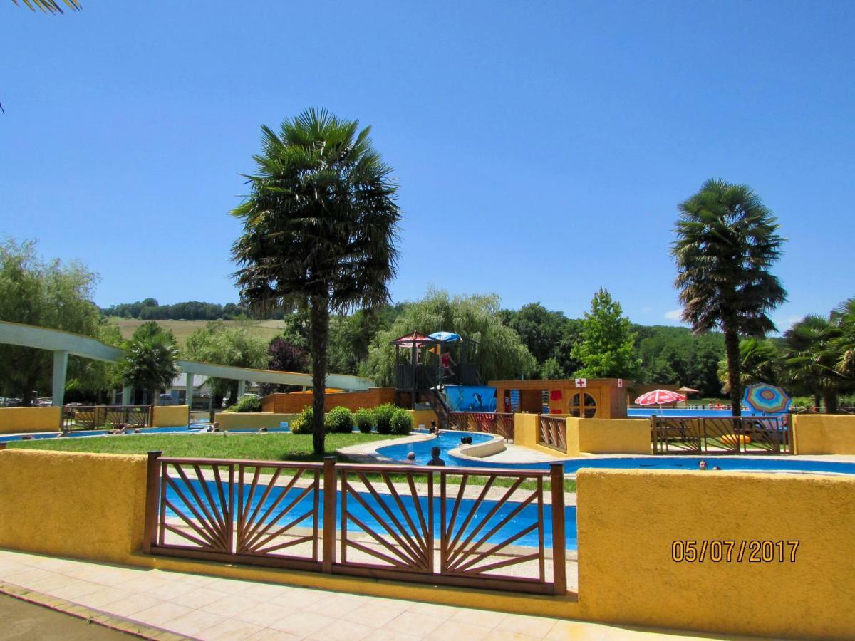 Les Gites De La Maison Bleue D'Estialescq מראה חיצוני תמונה
